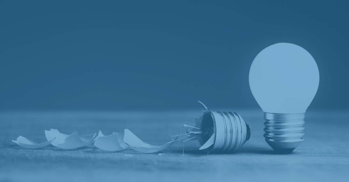 Broken lightbulb symbolizing a failed ERP project beside a perfect lightbulb depicting ERP project success.